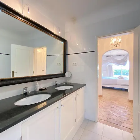 Beachfront With Pool And Stunning Ocean View #1908 Lägenhet